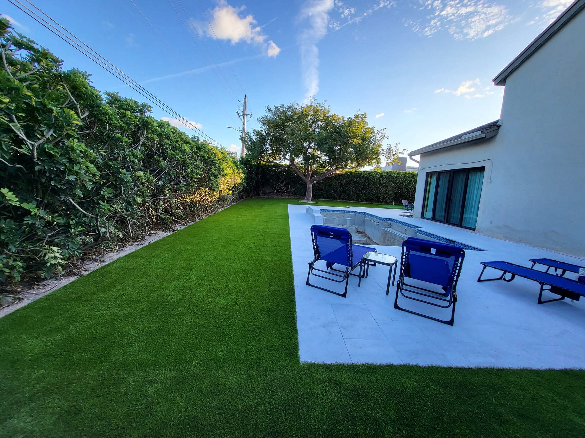 Paver and turf composition around pool