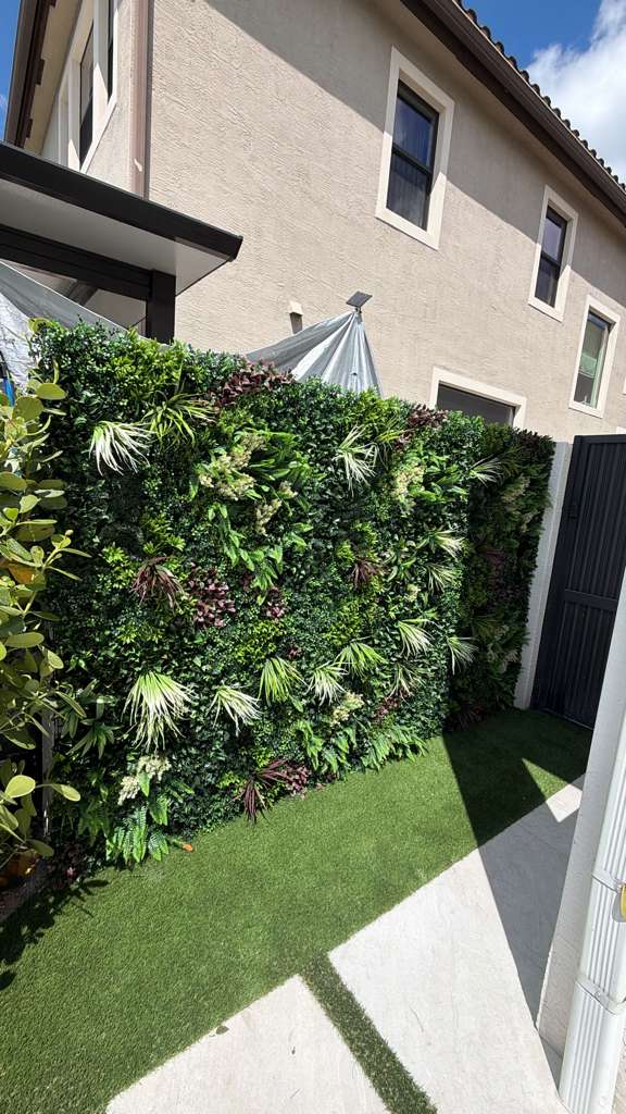 Side privacy ivy wall