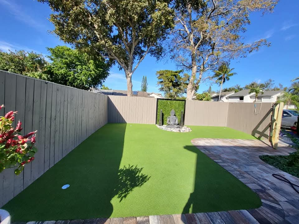 Garden putting green with fringe collar
