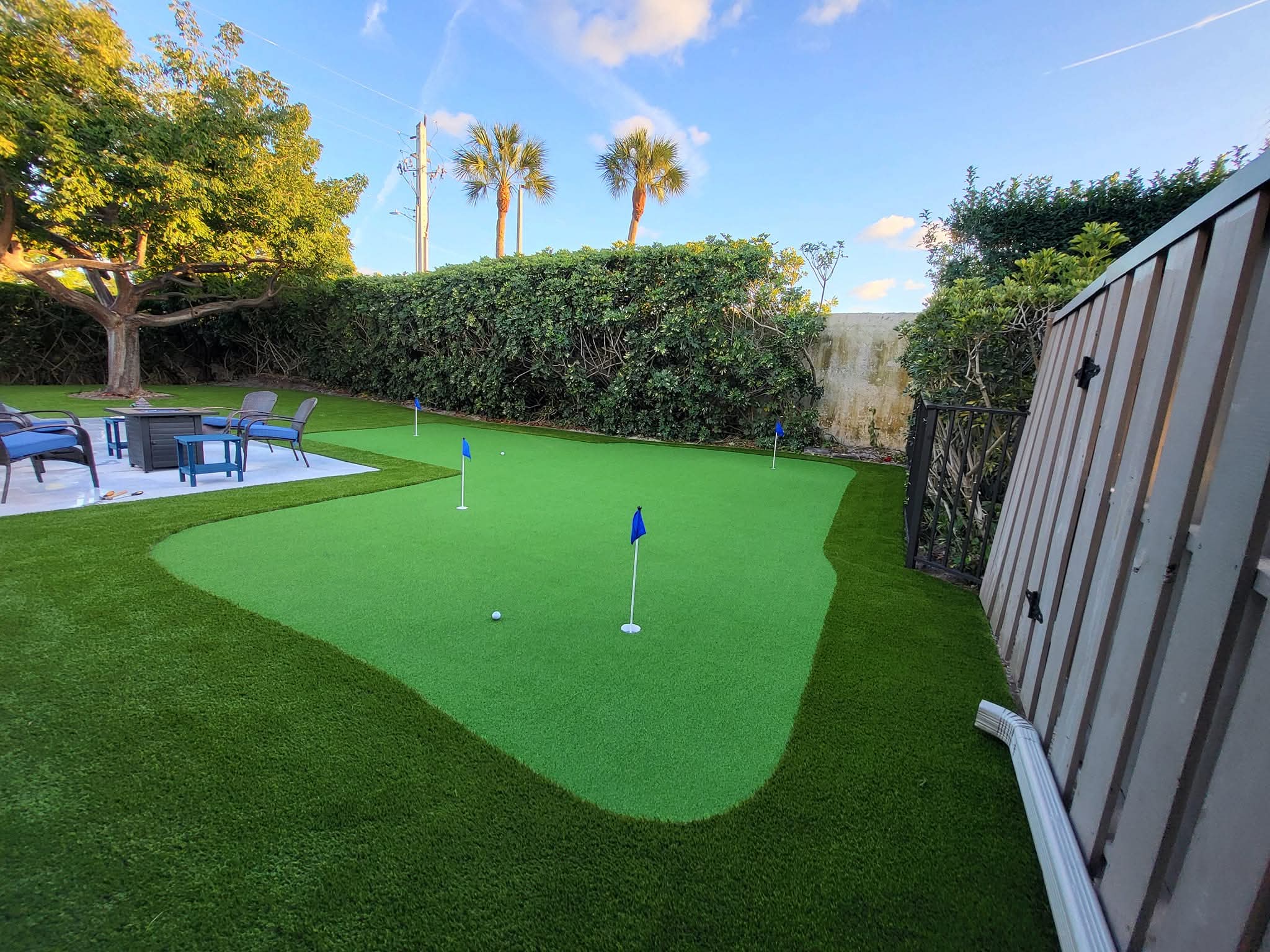 Contoured estate putting green